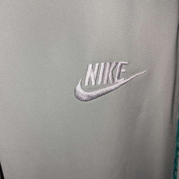 Nike joggers light green Ladies Medium. Pull on. Elastic waist. - Picture 4 of 10